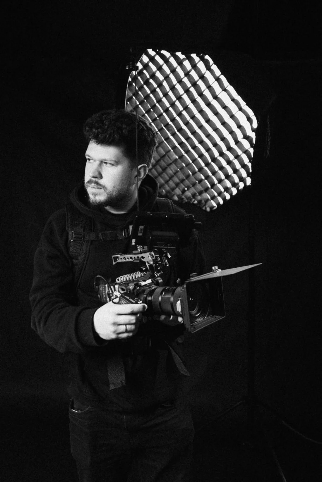 Mikołaj „Mikas” Garlak z kamerą filmową na planie